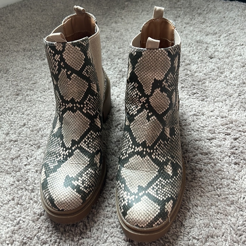 Universal Thread Snakeskin Chelsea Boots - Womens 10 - Picture 4 of 9